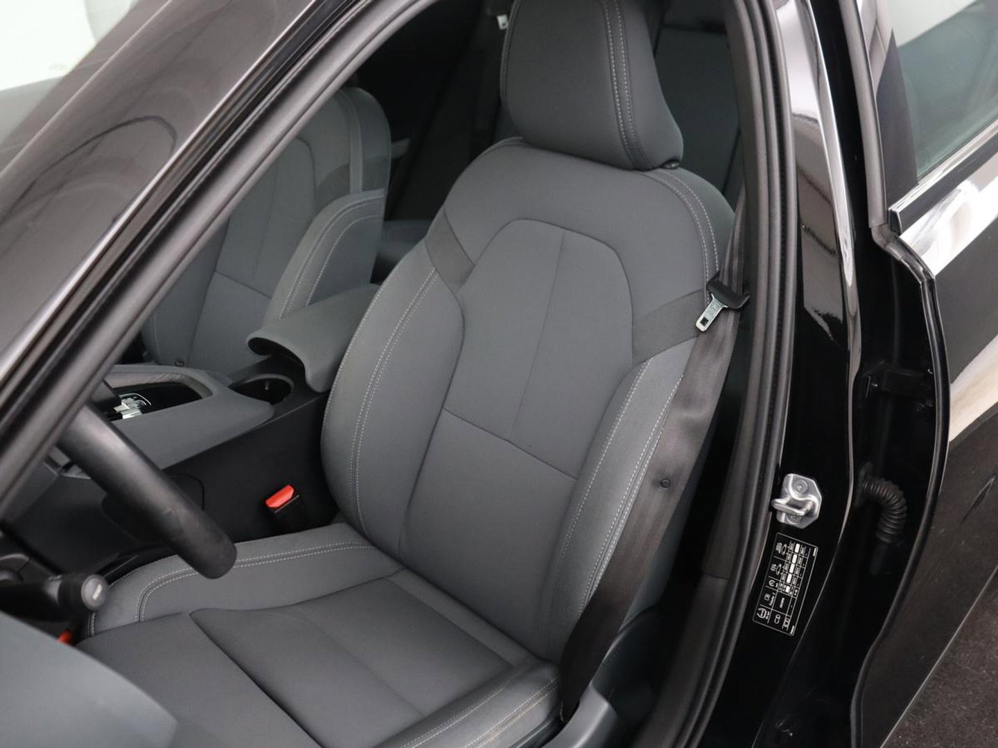 Polestar 2 Long Range Dual Motor Launch Edition 78kWh | SOH 92,3% | Panoramadak | Trekhaak | Memory | Harman/Kardon | Adaptive cruise | Stuur/stoelverwarming | 360 camera | Park assist | Carplay
