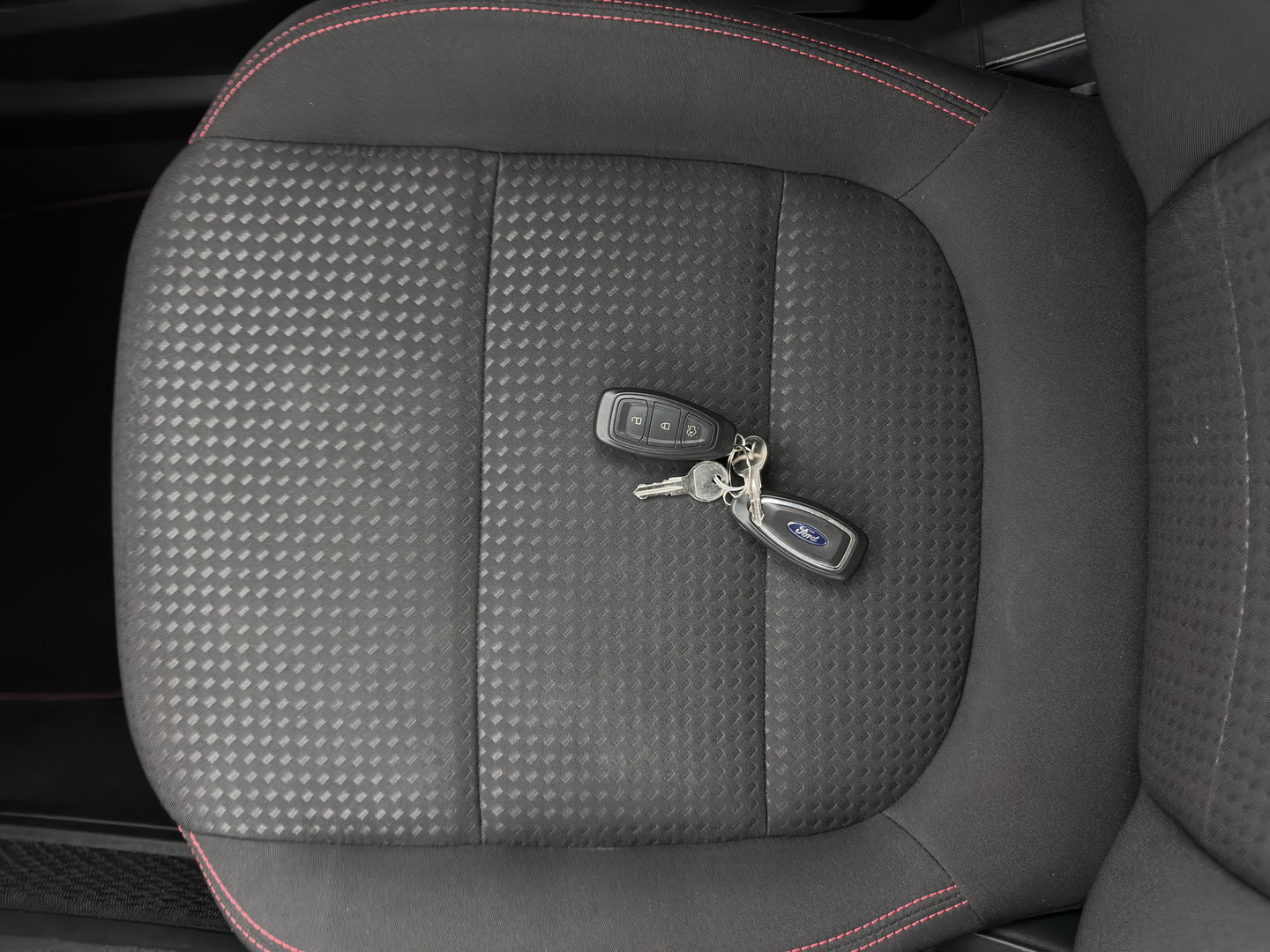 Ford Kuga 2.5 PHEV ST-Line (Plug-in) (INCL.BTW) Aut. *HEAD-UP | FULL-LED | DIGI-COCKPIT | KEYLESS | DAB | CAMERA | CARPLAY | NAVI-FULLMAP | SPORTSEATS | PRIVACY-GLASS | TOWBAR | 18"ALU*