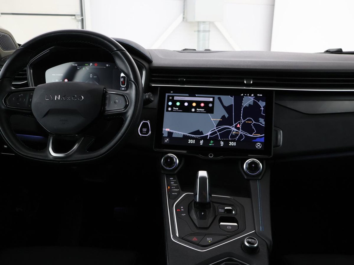 Lynk & Co 01 1.5 | Panoramadak | Adaptive cruise | Trekhaak | Memory | Infinity Sound | Stoelverwarming | Camera | Park assist | Carplay | Climate control