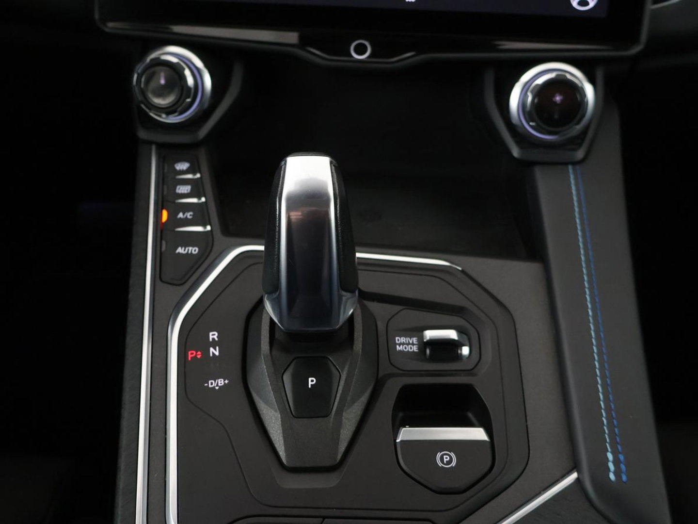 Lynk & Co 01 1.5 | Panoramadak | Adaptive cruise | Trekhaak | Memory | Infinity Sound | Stoelverwarming | Camera | Park assist | Carplay | Climate control