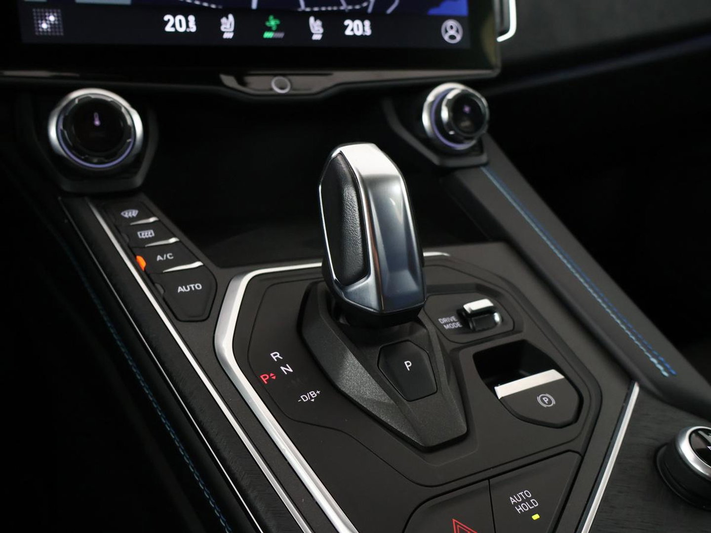 Lynk & Co 01 1.5 | Panoramadak | Adaptive cruise | Trekhaak | Memory | Infinity Sound | Stoelverwarming | Camera | Park assist | Carplay | Climate control