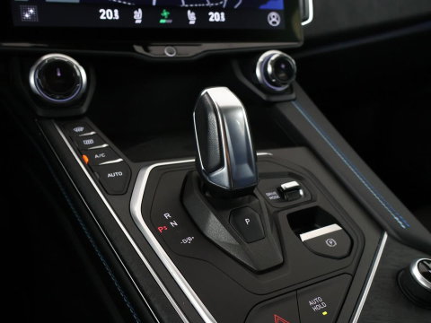 Lynk & Co 01 1.5 | Panoramadak | Adaptive cruise | Trekhaak | Memory | Infinity Sound | Stoelverwarming | Camera | Park assist | Carplay | Climate control
