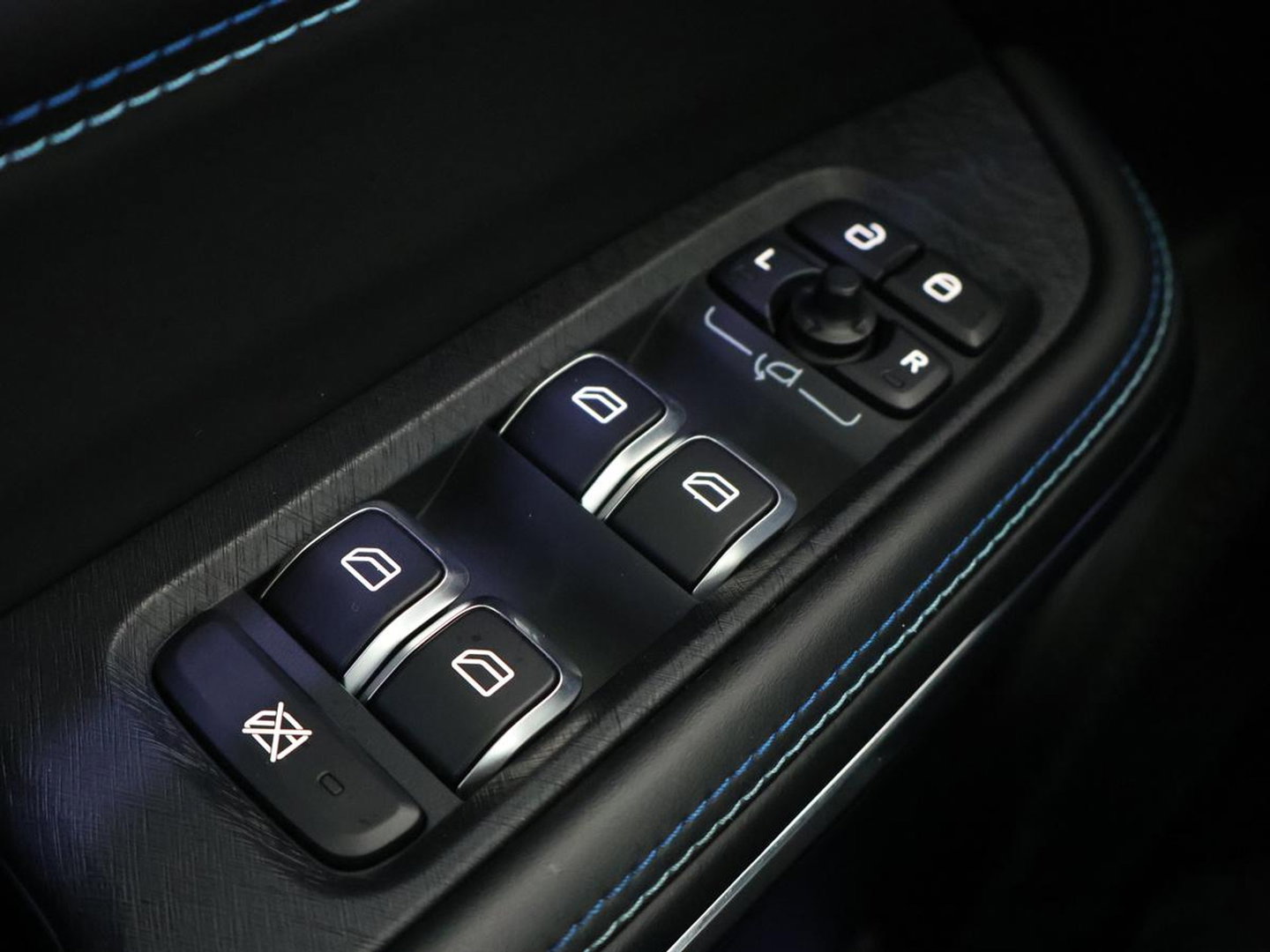 Lynk & Co 01 1.5 | Panoramadak | Adaptive cruise | Trekhaak | Memory | Infinity Sound | Stoelverwarming | Camera | Park assist | Carplay | Climate control