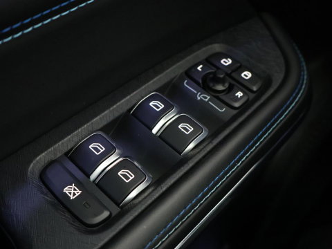 Lynk & Co 01 1.5 | Panoramadak | Adaptive cruise | Trekhaak | Memory | Infinity Sound | Stoelverwarming | Camera | Park assist | Carplay | Climate control