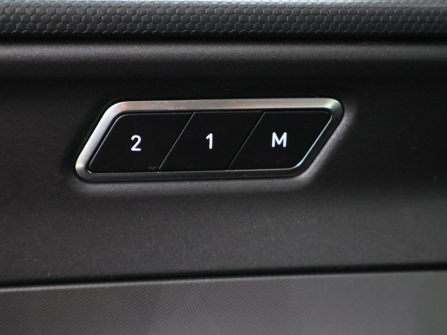 Lynk & Co 01 1.5 | Panoramadak | Adaptive cruise | Trekhaak | Memory | Infinity Sound | Stoelverwarming | Camera | Park assist | Carplay | Climate control