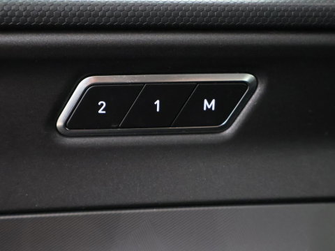 Lynk & Co 01 1.5 | Panoramadak | Adaptive cruise | Trekhaak | Memory | Infinity Sound | Stoelverwarming | Camera | Park assist | Carplay | Climate control