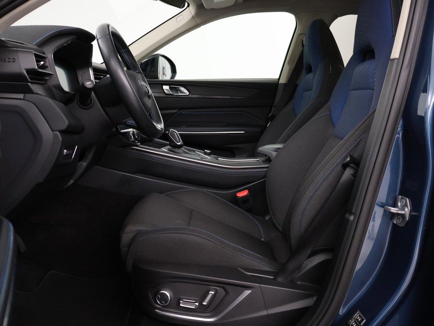 Lynk & Co 01 1.5 | Panoramadak | Adaptive cruise | Trekhaak | Memory | Infinity Sound | Stoelverwarming | Camera | Park assist | Carplay | Climate control
