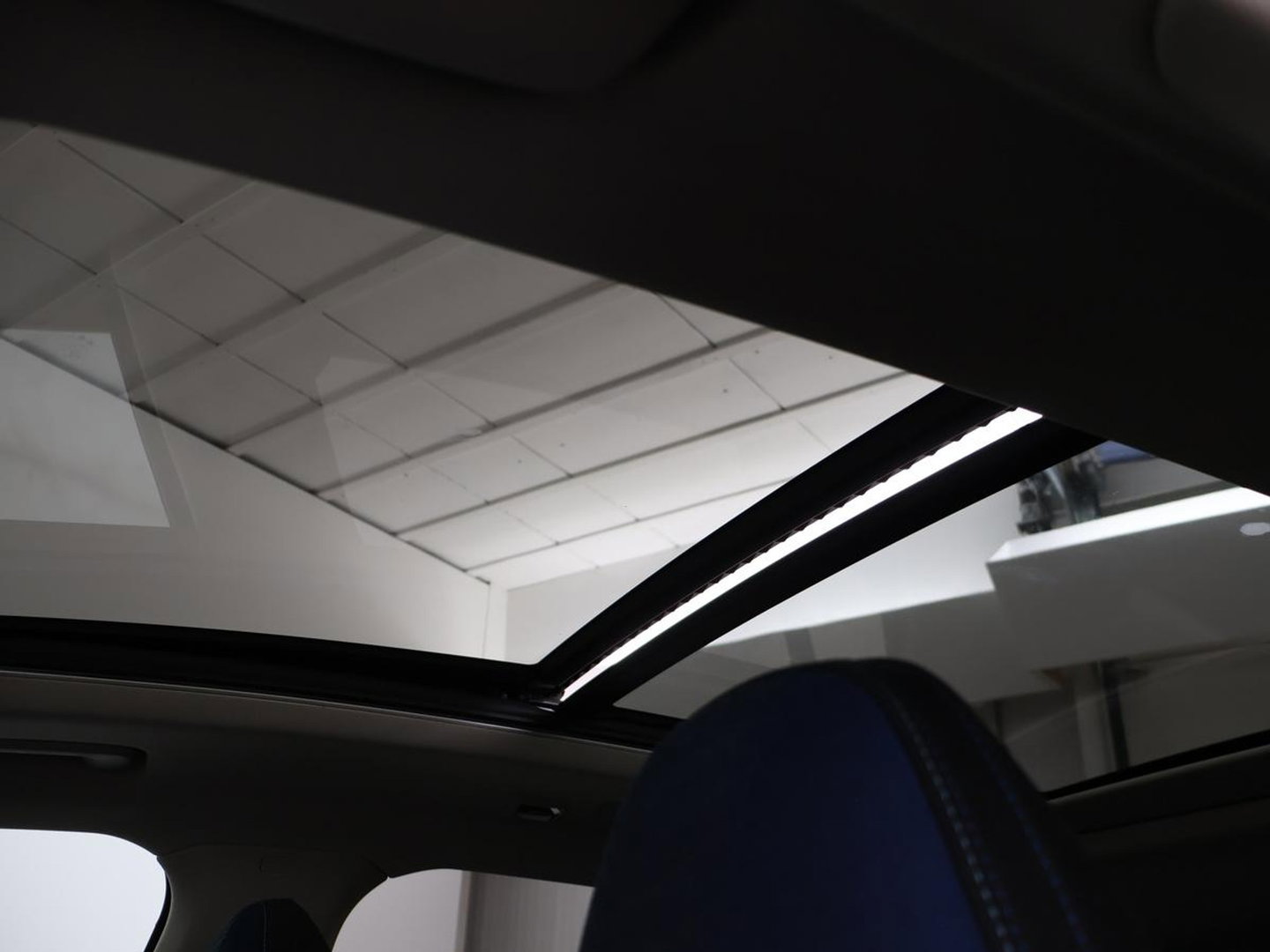 Lynk & Co 01 1.5 | Panoramadak | Adaptive cruise | Trekhaak | Memory | Infinity Sound | Stoelverwarming | Camera | Park assist | Carplay | Climate control