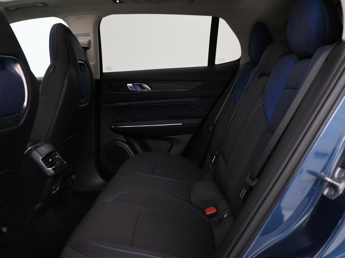 Lynk & Co 01 1.5 | Panoramadak | Adaptive cruise | Trekhaak | Memory | Infinity Sound | Stoelverwarming | Camera | Park assist | Carplay | Climate control