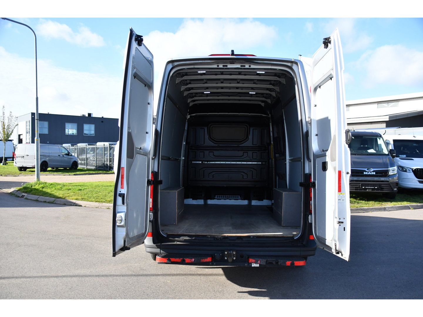 Volkswagen Crafter 35 2.0 TDI L3H3 Highline PB Edition Full Options! Adaptieve Cruise, Carplay, LED, Leder, Stoelwarming, Trekhaak, Multimedia, Uniek!