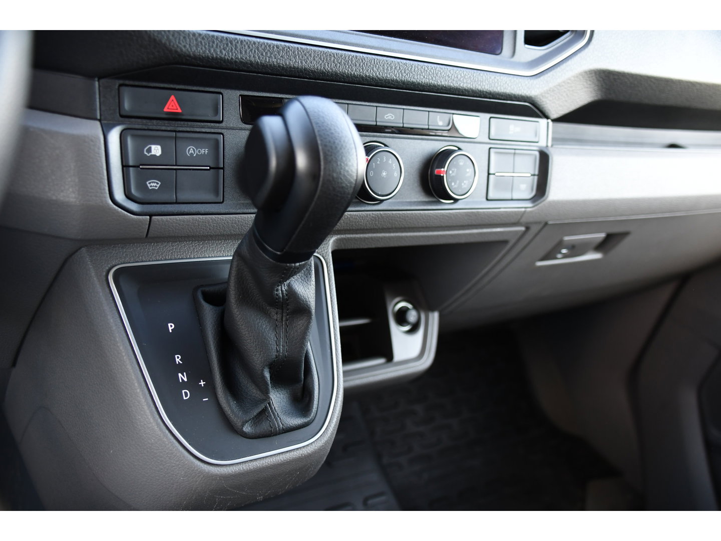 Volkswagen Crafter 35 2.0 TDI L3H3 Highline PB Edition Full Options! Adaptieve Cruise, Carplay, LED, Leder, Stoelwarming, Trekhaak, Multimedia, Uniek!