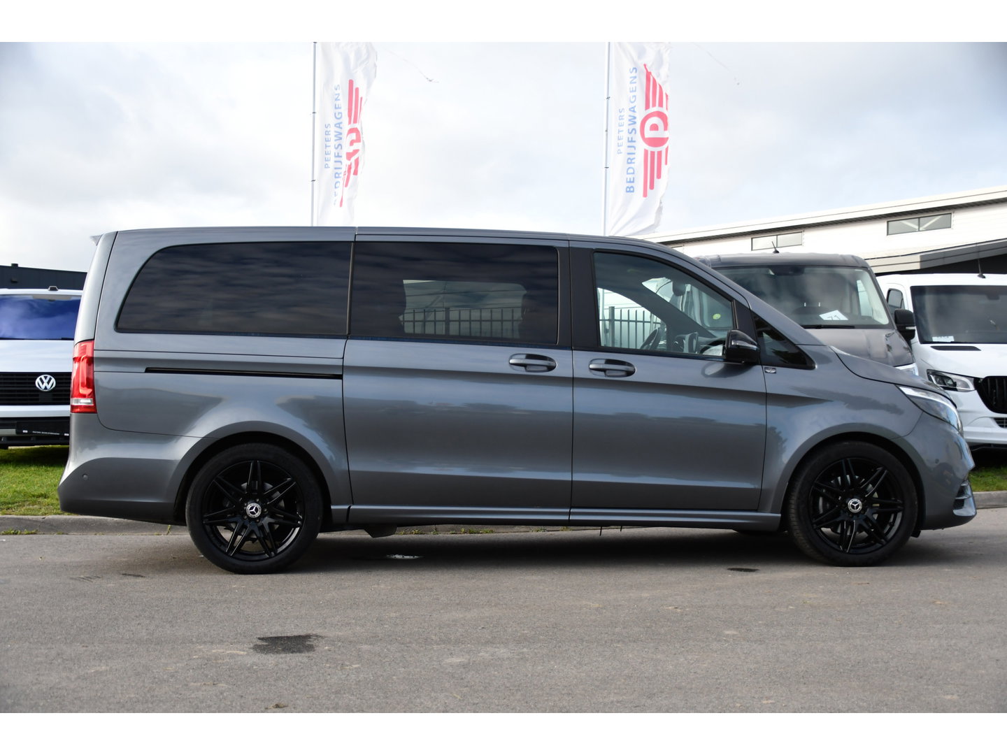 Mercedes-Benz V-Klasse 300d Lang DC AMG Edition 360 Camera, Cruise, Carplay, LED, Leder, Stoelverwarming, Trekhaak, 2 x Schuifdeur, Uniek!