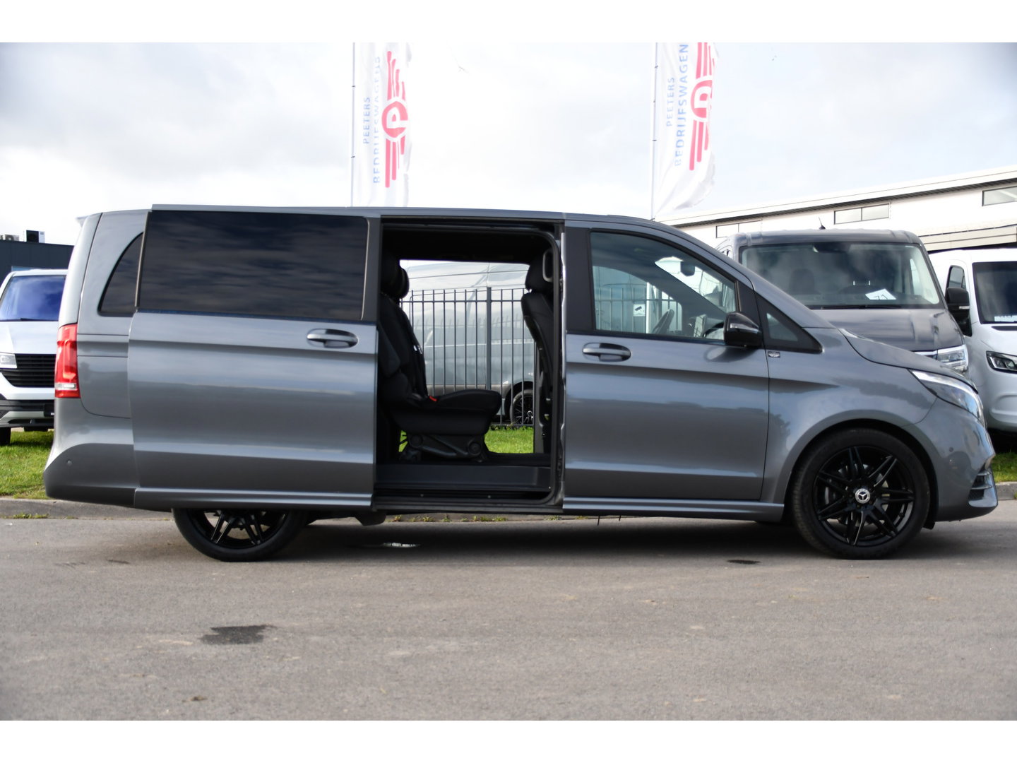 Mercedes-Benz V-Klasse 300d Lang DC AMG Edition 360 Camera, Cruise, Carplay, LED, Leder, Stoelverwarming, Trekhaak, 2 x Schuifdeur, Uniek!