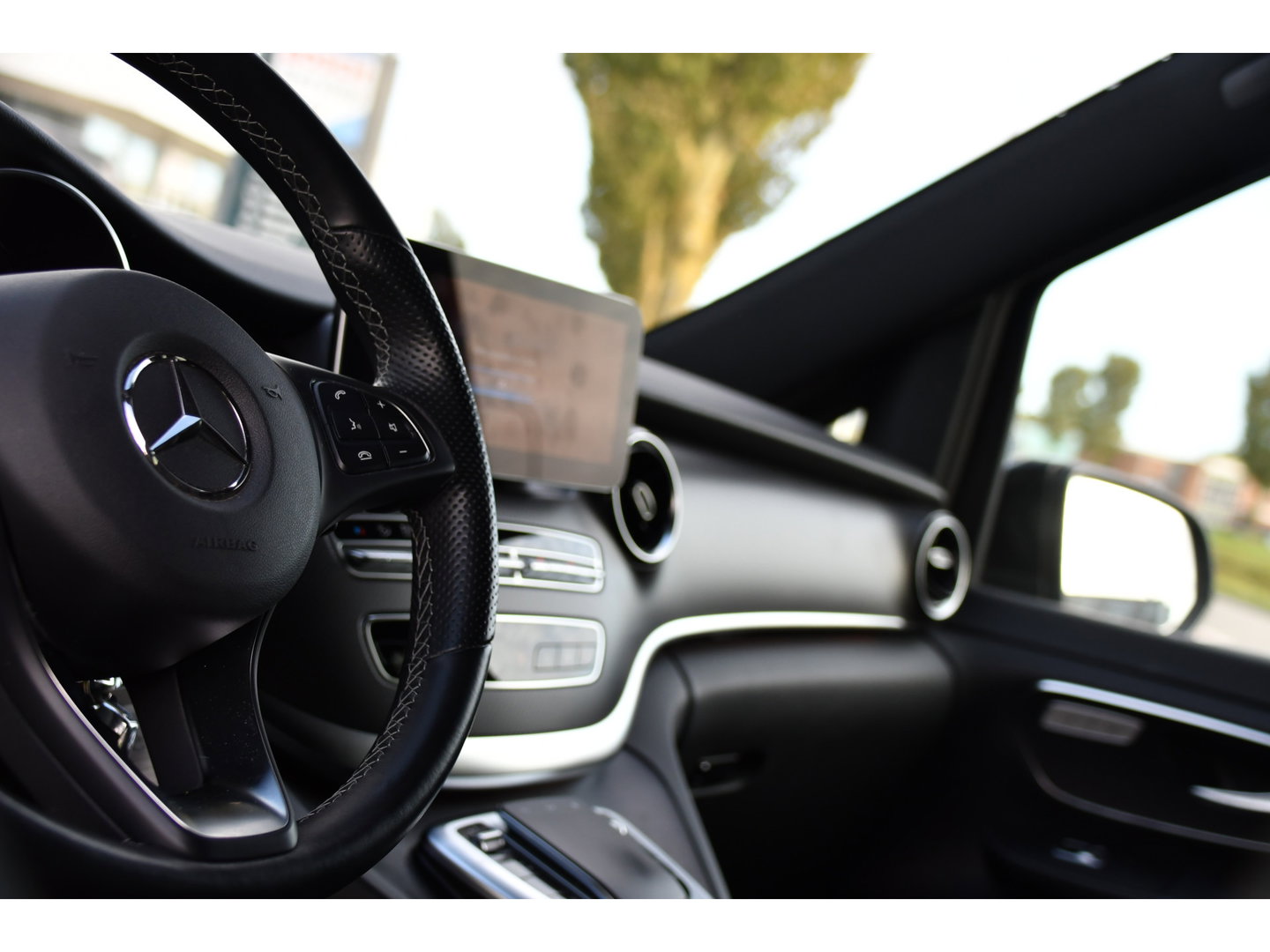 Mercedes-Benz V-Klasse 300d Lang DC AMG Edition 360 Camera, Cruise, Carplay, LED, Leder, Stoelverwarming, Trekhaak, 2 x Schuifdeur, Uniek!
