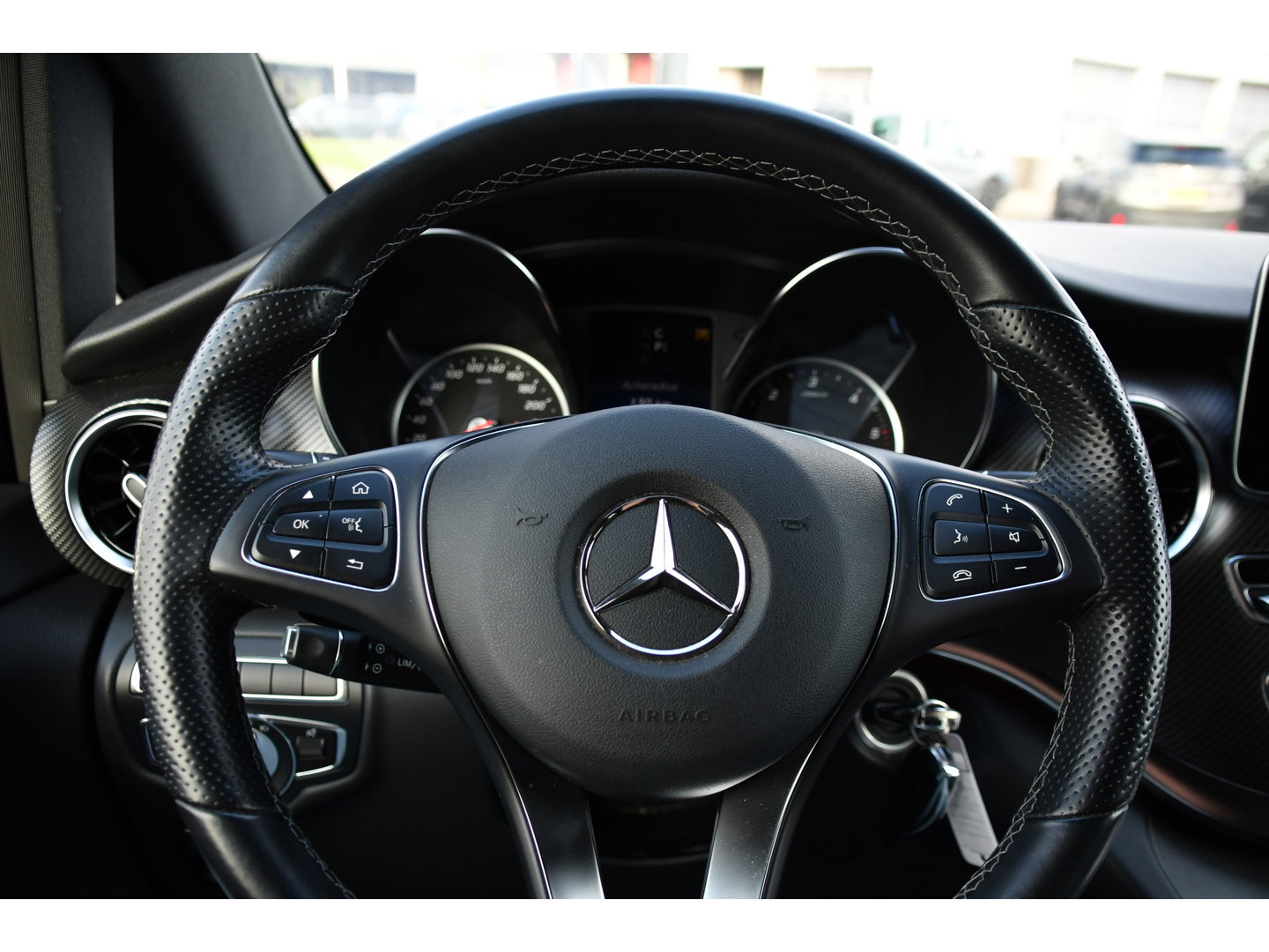 Mercedes-Benz V-Klasse 300d Lang DC AMG Edition 360 Camera, Cruise, Carplay, LED, Leder, Stoelverwarming, Trekhaak, 2 x Schuifdeur, Uniek!