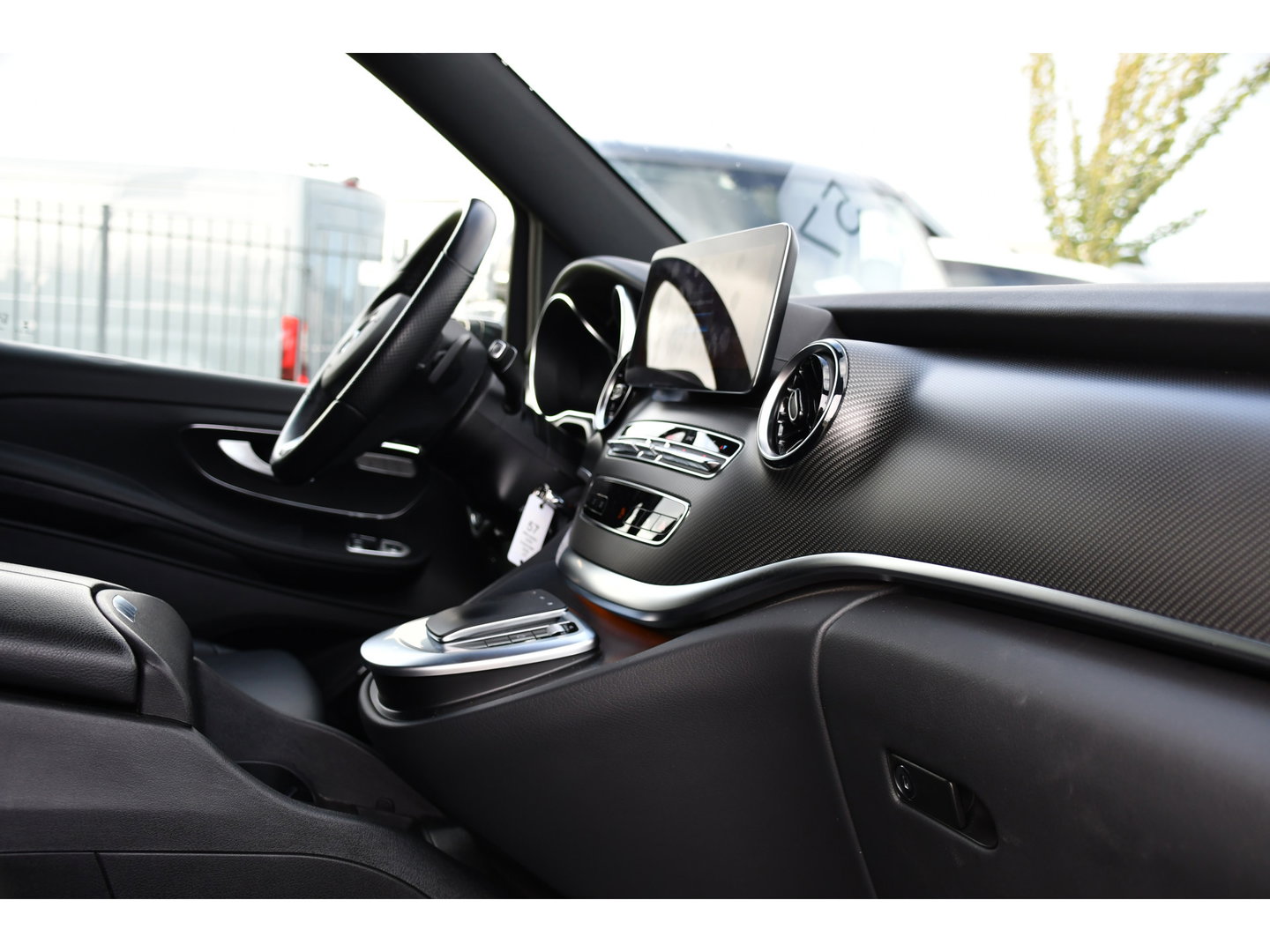 Mercedes-Benz V-Klasse 300d Lang DC AMG Edition 360 Camera, Cruise, Carplay, LED, Leder, Stoelverwarming, Trekhaak, 2 x Schuifdeur, Uniek!