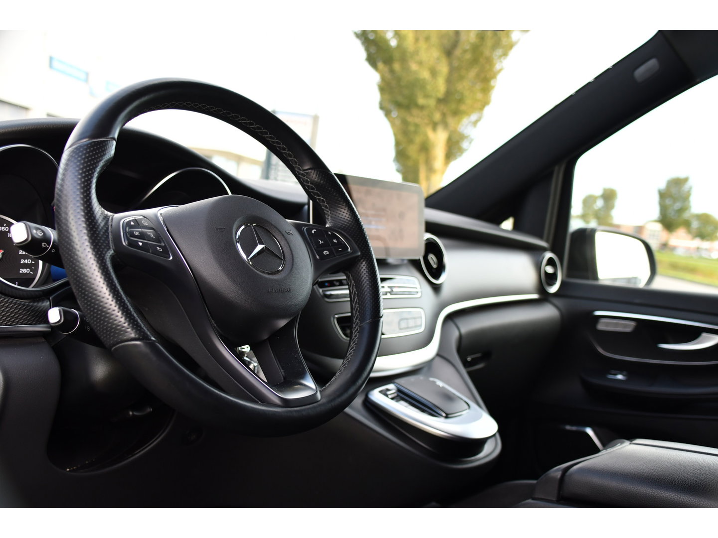 Mercedes-Benz V-Klasse 300d Lang DC AMG Edition 360 Camera, Cruise, Carplay, LED, Leder, Stoelverwarming, Trekhaak, 2 x Schuifdeur, Uniek!