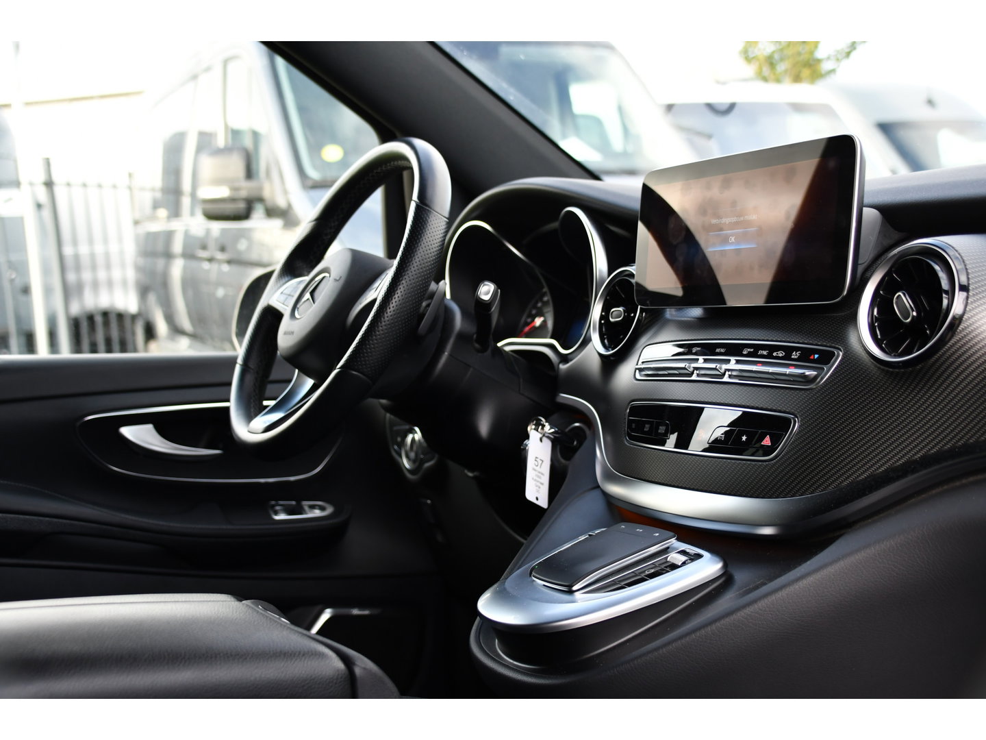 Mercedes-Benz V-Klasse 300d Lang DC AMG Edition 360 Camera, Cruise, Carplay, LED, Leder, Stoelverwarming, Trekhaak, 2 x Schuifdeur, Uniek!