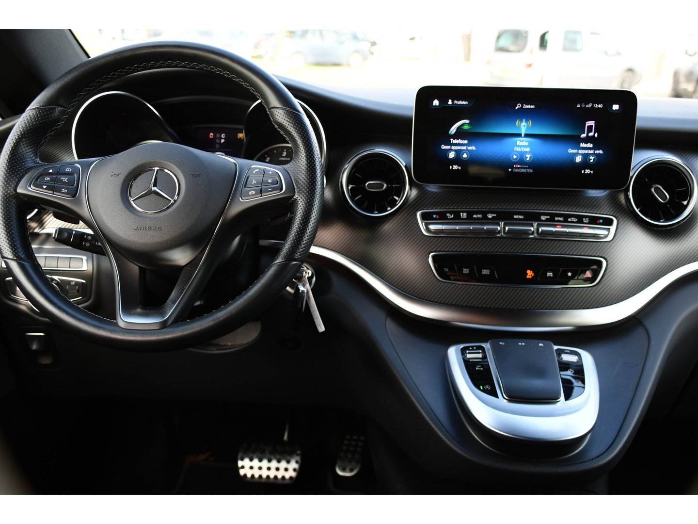 Mercedes-Benz V-Klasse 300d Lang DC AMG Edition 360 Camera, Cruise, Carplay, LED, Leder, Stoelverwarming, Trekhaak, 2 x Schuifdeur, Uniek!