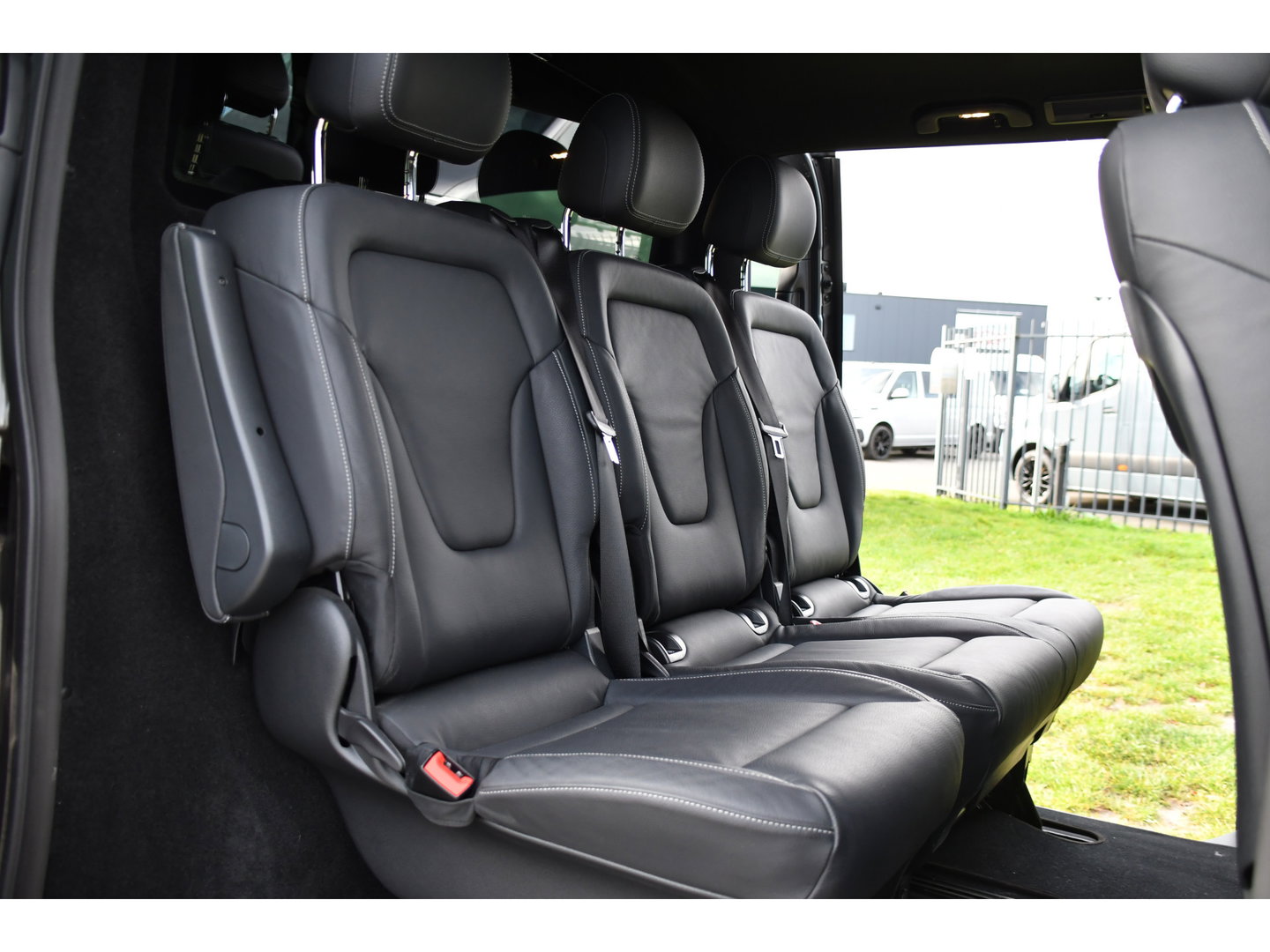 Mercedes-Benz V-Klasse 300d Lang DC AMG Edition 360 Camera, Cruise, Carplay, LED, Leder, Stoelverwarming, Trekhaak, 2 x Schuifdeur, Uniek!
