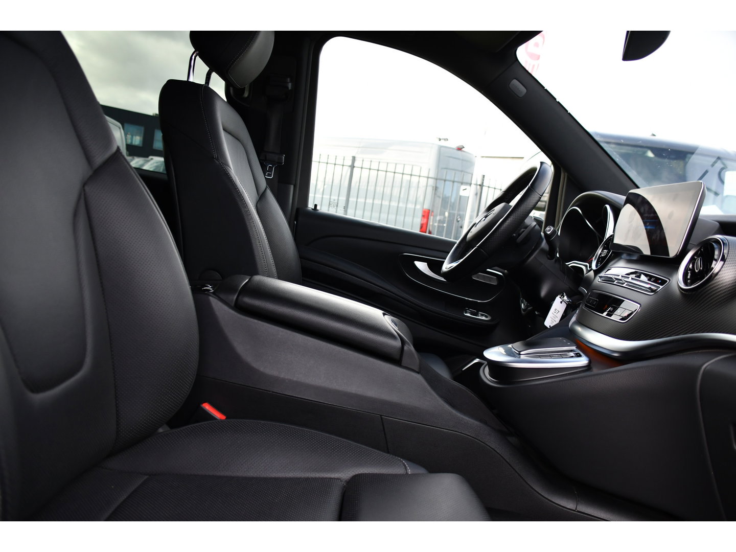 Mercedes-Benz V-Klasse 300d Lang DC AMG Edition 360 Camera, Cruise, Carplay, LED, Leder, Stoelverwarming, Trekhaak, 2 x Schuifdeur, Uniek!