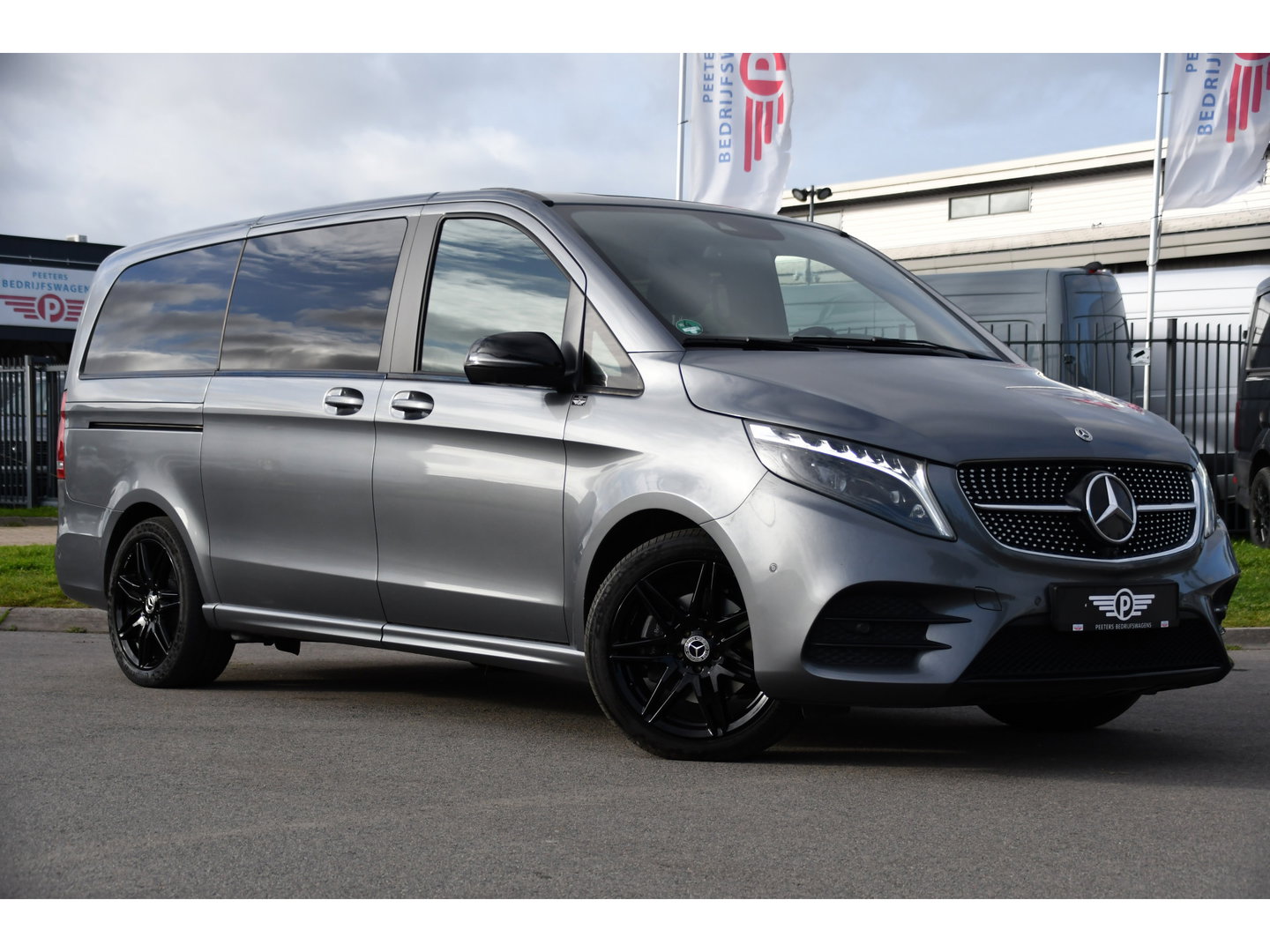 Mercedes-Benz V-Klasse 300d Lang DC AMG Edition 360 Camera, Cruise, Carplay, LED, Leder, Stoelverwarming, Trekhaak, 2 x Schuifdeur, Uniek!