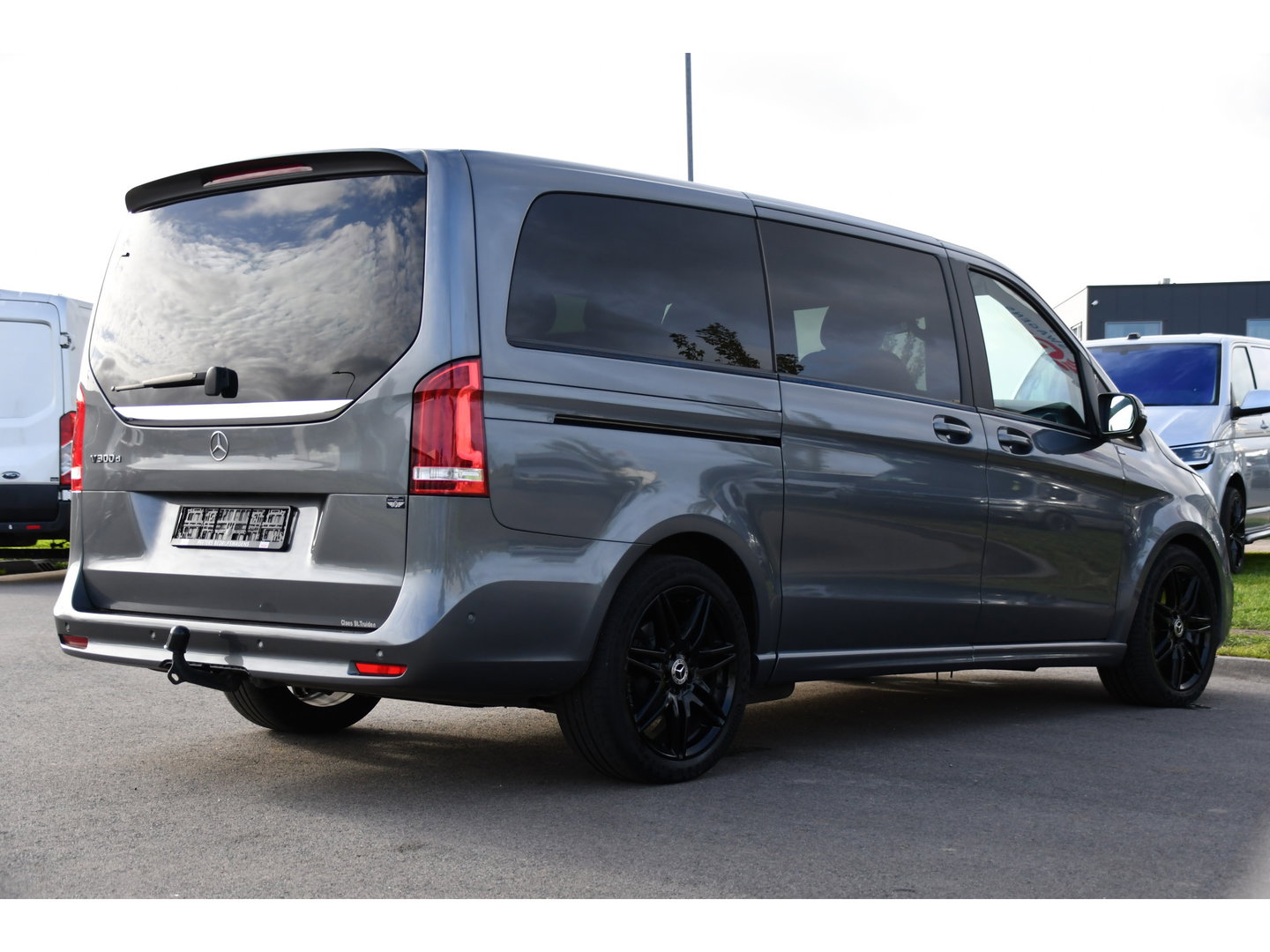 Mercedes-Benz V-Klasse 300d Lang DC AMG Edition 360 Camera, Cruise, Carplay, LED, Leder, Stoelverwarming, Trekhaak, 2 x Schuifdeur, Uniek!
