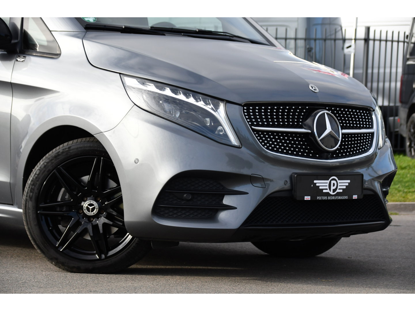 Mercedes-Benz V-Klasse 300d Lang DC AMG Edition 360 Camera, Cruise, Carplay, LED, Leder, Stoelverwarming, Trekhaak, 2 x Schuifdeur, Uniek!