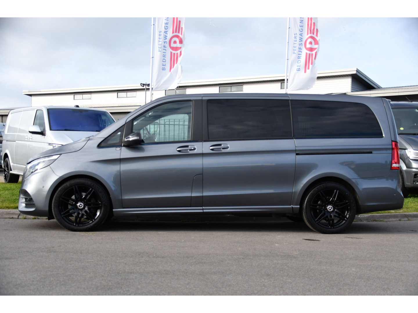Mercedes-Benz V-Klasse 300d Lang DC AMG Edition 360 Camera, Cruise, Carplay, LED, Leder, Stoelverwarming, Trekhaak, 2 x Schuifdeur, Uniek!