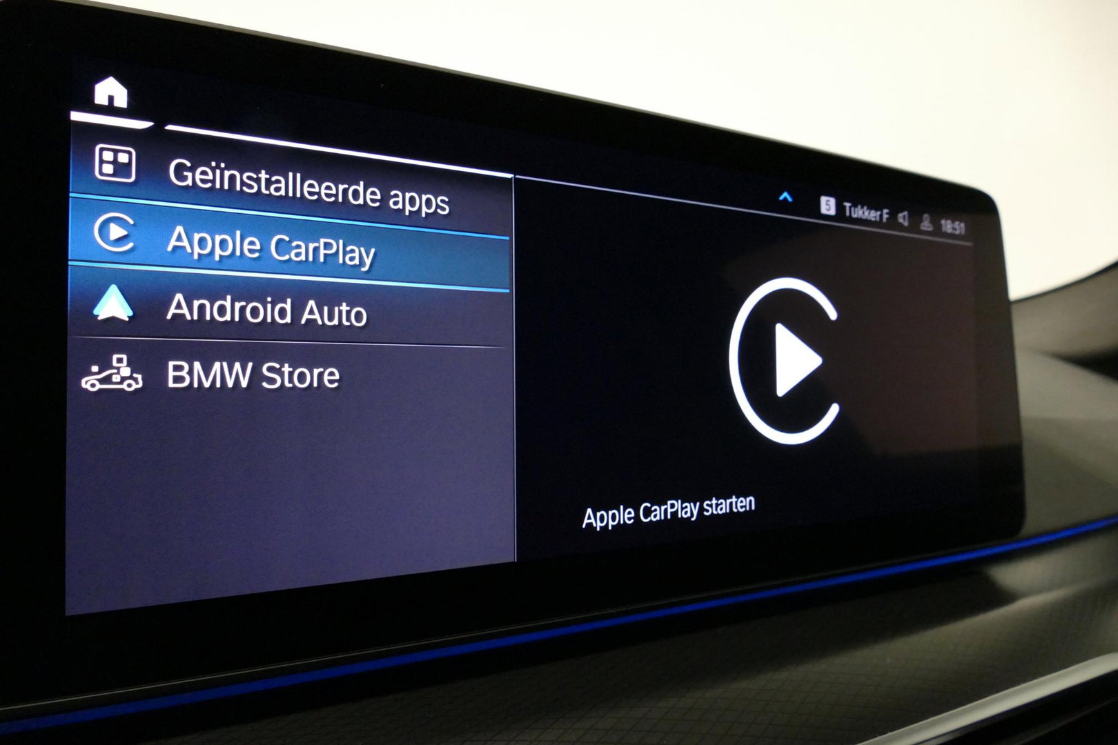 BMW 5 Serie 530e xDrive M Sport / M sport Bodykit / Elektr. verstelbare voorstoelen / 20'' LMV / Stoelverwarming / Ambienteverlichting / Full LED / Apple Carplay - Android Auto / Achteruitrijcamera / Sport stoelen / Dodehoek detectie / Lederen bekleding / Grootlichta