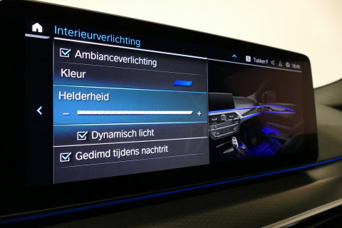 BMW 5 Serie 530e xDrive M Sport / M sport Bodykit / Elektr. verstelbare voorstoelen / 20'' LMV / Stoelverwarming / Ambienteverlichting / Full LED / Apple Carplay - Android Auto / Achteruitrijcamera / Sport stoelen / Dodehoek detectie / Lederen bekleding / Grootlichta