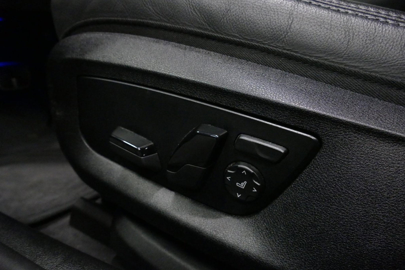 BMW 5 Serie 530e xDrive M Sport / M sport Bodykit / Elektr. verstelbare voorstoelen / 20'' LMV / Stoelverwarming / Ambienteverlichting / Full LED / Apple Carplay - Android Auto / Achteruitrijcamera / Sport stoelen / Dodehoek detectie / Lederen bekleding / Grootlichta