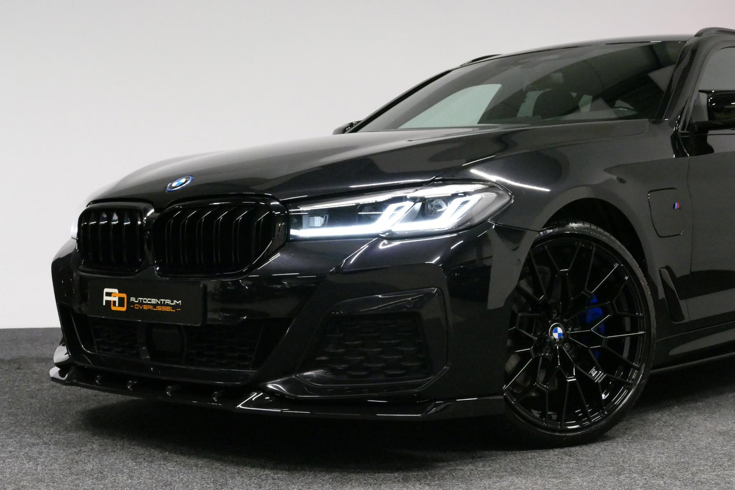 BMW 5 Serie 530e xDrive M Sport / M sport Bodykit / Elektr. verstelbare voorstoelen / 20'' LMV / Stoelverwarming / Ambienteverlichting / Full LED / Apple Carplay - Android Auto / Achteruitrijcamera / Sport stoelen / Dodehoek detectie / Lederen bekleding / Grootlichta