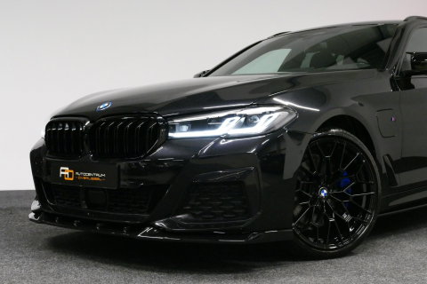 BMW 5 Serie 530e xDrive M Sport / M sport Bodykit / Elektr. verstelbare voorstoelen / 20'' LMV / Stoelverwarming / Ambienteverlichting / Full LED / Apple Carplay - Android Auto / Achteruitrijcamera / Sport stoelen / Dodehoek detectie / Lederen bekleding / Grootlichta