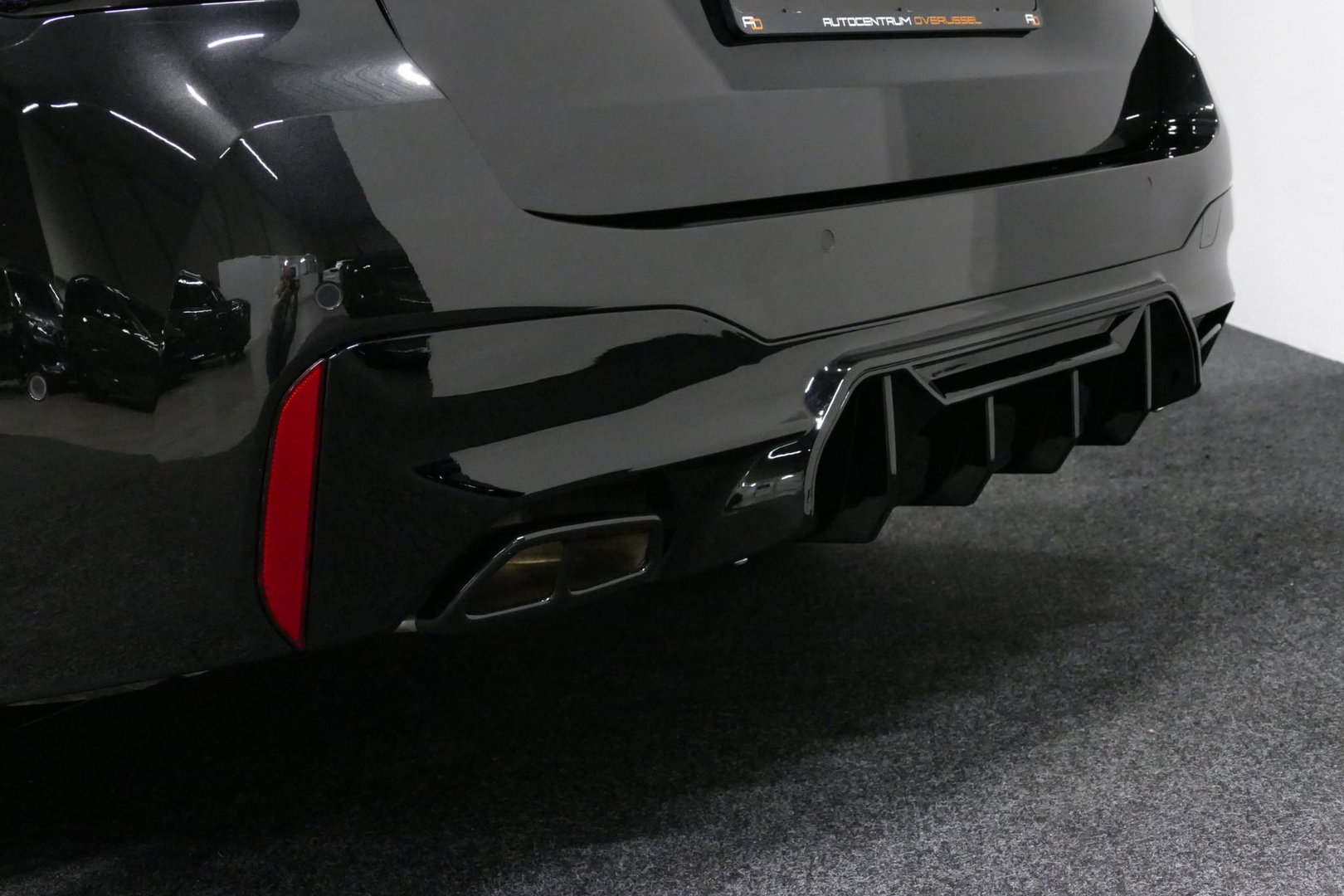 BMW 5 Serie 530e xDrive M Sport / M sport Bodykit / Elektr. verstelbare voorstoelen / 20'' LMV / Stoelverwarming / Ambienteverlichting / Full LED / Apple Carplay - Android Auto / Achteruitrijcamera / Sport stoelen / Dodehoek detectie / Lederen bekleding / Grootlichta