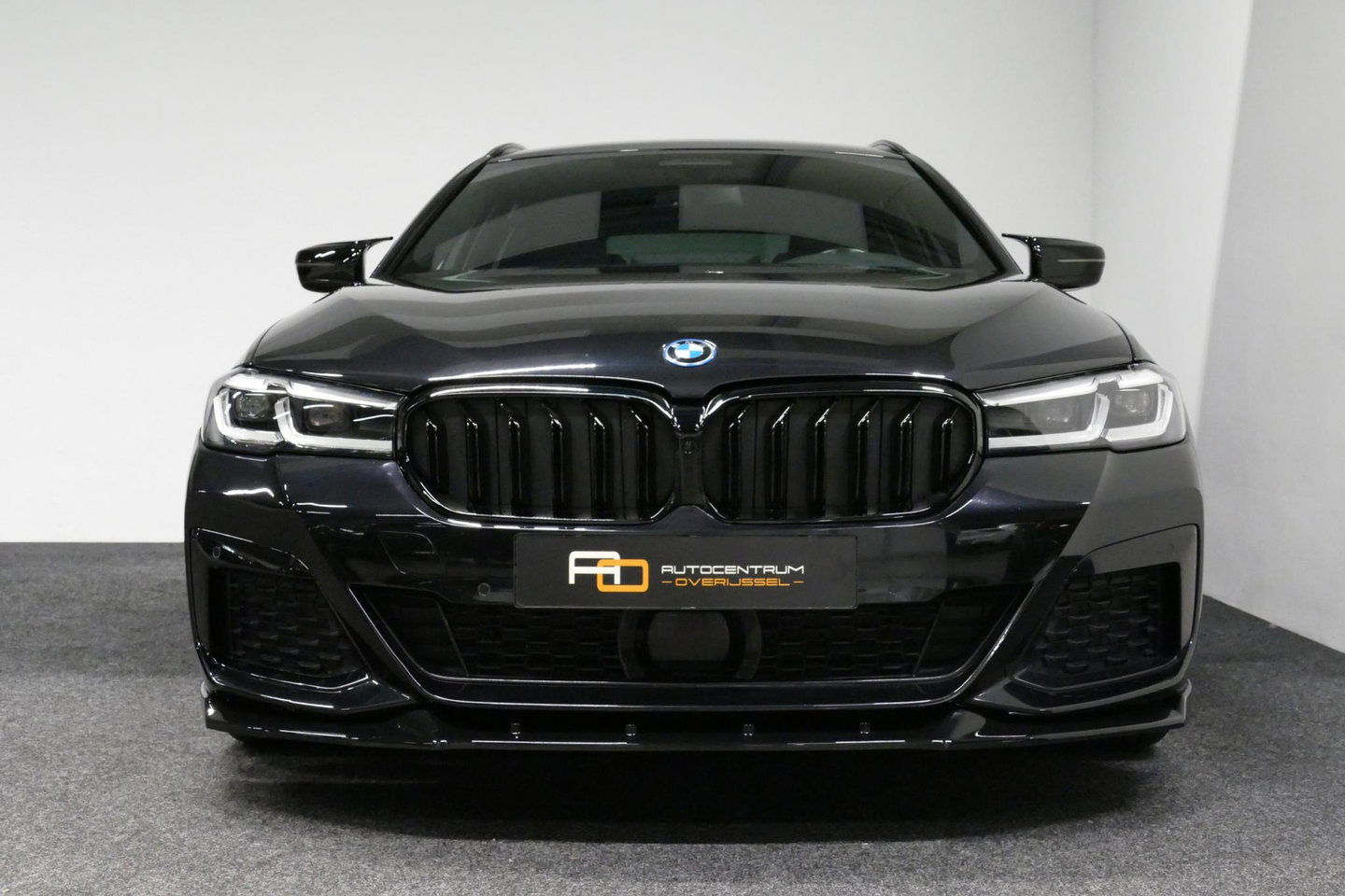 BMW 5 Serie 530e xDrive M Sport / M sport Bodykit / Elektr. verstelbare voorstoelen / 20'' LMV / Stoelverwarming / Ambienteverlichting / Full LED / Apple Carplay - Android Auto / Achteruitrijcamera / Sport stoelen / Dodehoek detectie / Lederen bekleding / Grootlichta