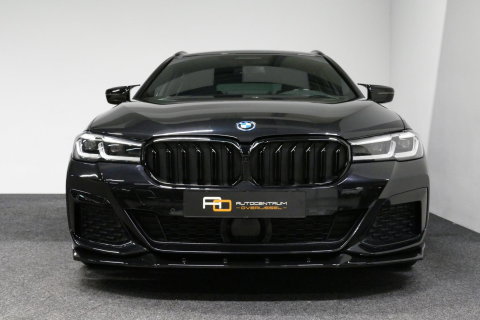 BMW 5 Serie 530e xDrive M Sport / M sport Bodykit / Elektr. verstelbare voorstoelen / 20'' LMV / Stoelverwarming / Ambienteverlichting / Full LED / Apple Carplay - Android Auto / Achteruitrijcamera / Sport stoelen / Dodehoek detectie / Lederen bekleding / Grootlichta