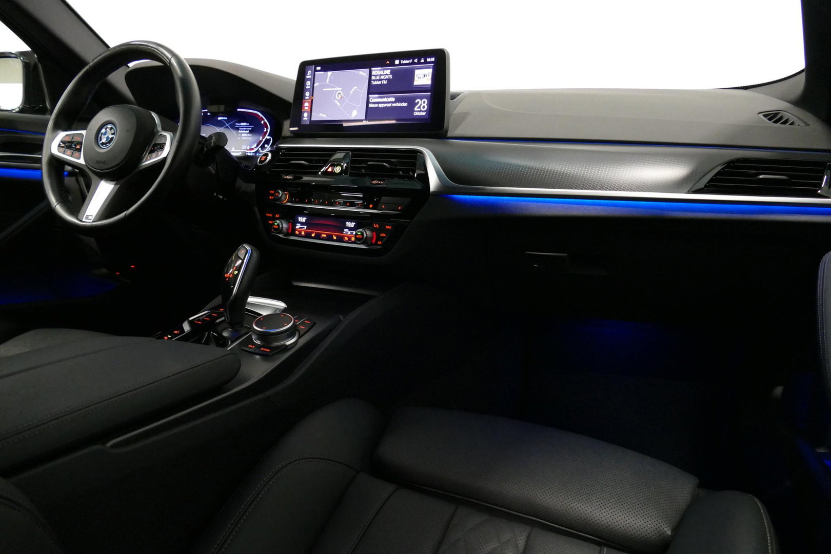 BMW 5 Serie 530e xDrive M Sport / M sport Bodykit / Elektr. verstelbare voorstoelen / 20'' LMV / Stoelverwarming / Ambienteverlichting / Full LED / Apple Carplay - Android Auto / Achteruitrijcamera / Sport stoelen / Dodehoek detectie / Lederen bekleding / Grootlichta