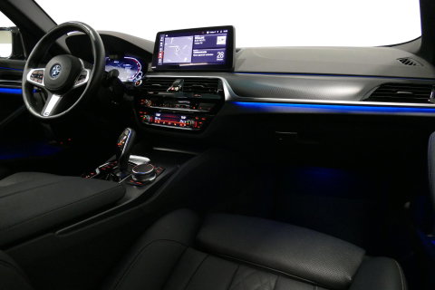 BMW 5 Serie 530e xDrive M Sport / M sport Bodykit / Elektr. verstelbare voorstoelen / 20'' LMV / Stoelverwarming / Ambienteverlichting / Full LED / Apple Carplay - Android Auto / Achteruitrijcamera / Sport stoelen / Dodehoek detectie / Lederen bekleding / Grootlichta