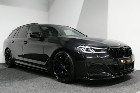 BMW 5 Serie 530e xDrive M Sport / M sport Bodykit / Elektr. verstelbare voorstoelen / 20'' LMV / Stoelverwarming / Ambienteverlichting / Full LED / Apple Carplay - Android Auto / Achteruitrijcamera / Sport stoelen / Dodehoek detectie / Lederen bekleding / Grootlichta