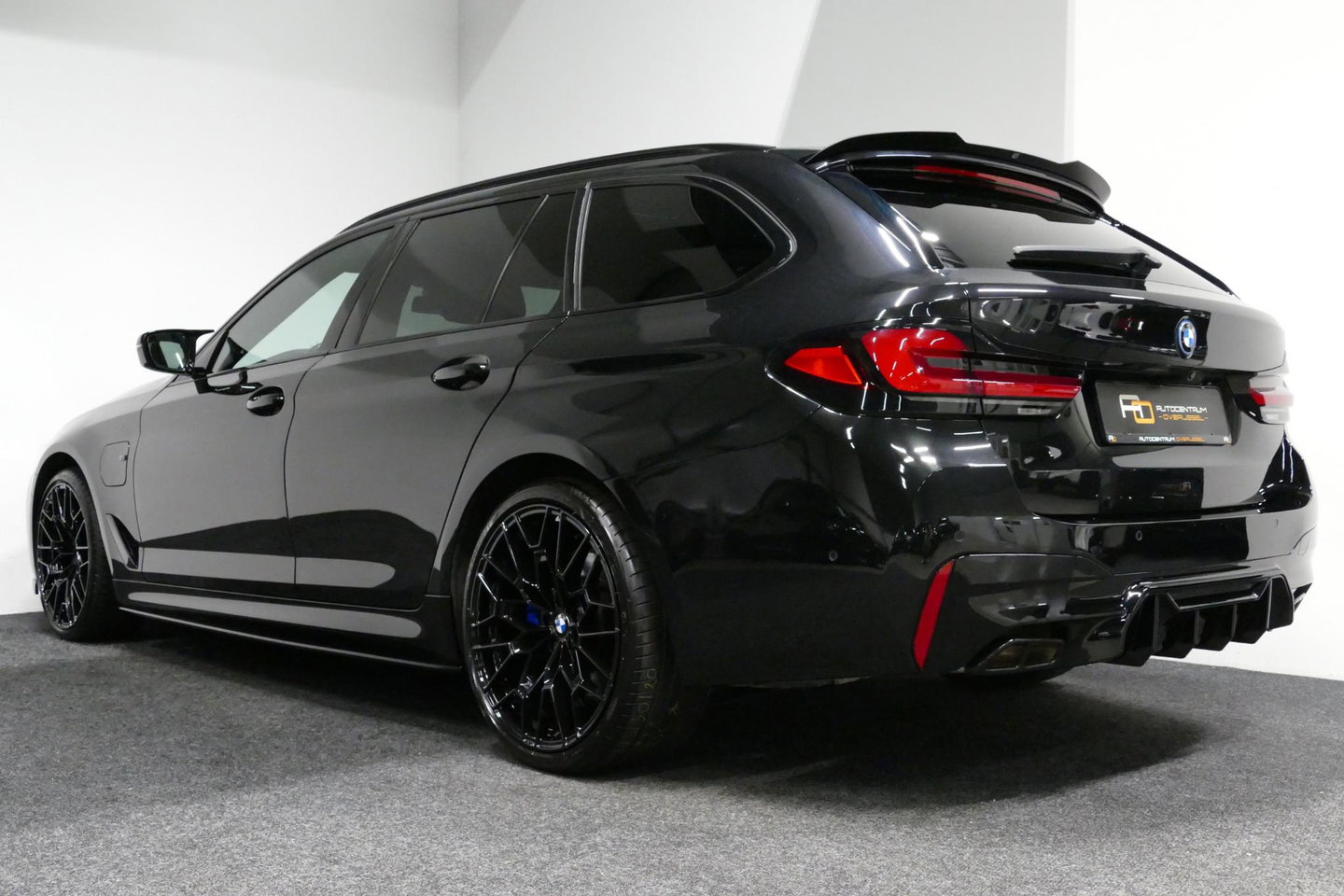 BMW 5 Serie 530e xDrive M Sport / M sport Bodykit / Elektr. verstelbare voorstoelen / 20'' LMV / Stoelverwarming / Ambienteverlichting / Full LED / Apple Carplay - Android Auto / Achteruitrijcamera / Sport stoelen / Dodehoek detectie / Lederen bekleding / Grootlichta