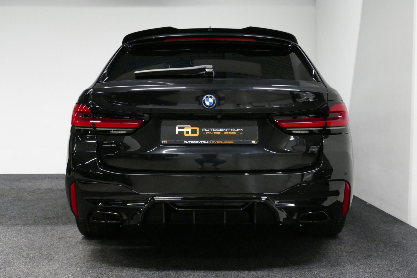 BMW 5 Serie 530e xDrive M Sport / M sport Bodykit / Elektr. verstelbare voorstoelen / 20'' LMV / Stoelverwarming / Ambienteverlichting / Full LED / Apple Carplay - Android Auto / Achteruitrijcamera / Sport stoelen / Dodehoek detectie / Lederen bekleding / Grootlichta