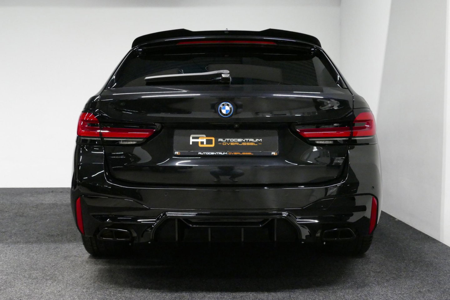 BMW 5 Serie 530e xDrive M Sport / M sport Bodykit / Elektr. verstelbare voorstoelen / 20'' LMV / Stoelverwarming / Ambienteverlichting / Full LED / Apple Carplay - Android Auto / Achteruitrijcamera / Sport stoelen / Dodehoek detectie / Lederen bekleding / Grootlichta