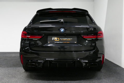 BMW 5 Serie 530e xDrive M Sport / M sport Bodykit / Elektr. verstelbare voorstoelen / 20'' LMV / Stoelverwarming / Ambienteverlichting / Full LED / Apple Carplay - Android Auto / Achteruitrijcamera / Sport stoelen / Dodehoek detectie / Lederen bekleding / Grootlichta