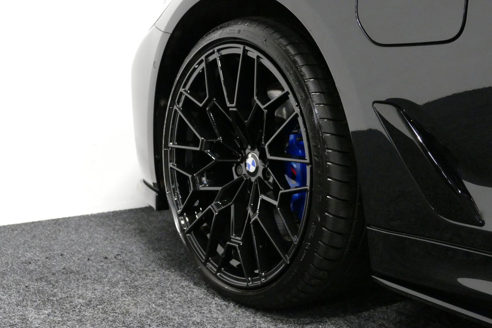 BMW 5 Serie 530e xDrive M Sport / M sport Bodykit / Elektr. verstelbare voorstoelen / 20'' LMV / Stoelverwarming / Ambienteverlichting / Full LED / Apple Carplay - Android Auto / Achteruitrijcamera / Sport stoelen / Dodehoek detectie / Lederen bekleding / Grootlichta