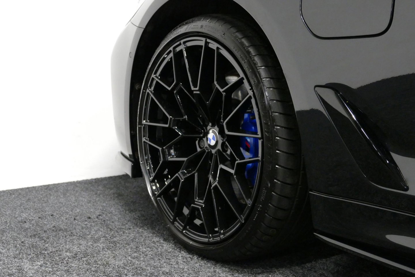 BMW 5 Serie 530e xDrive M Sport / M sport Bodykit / Elektr. verstelbare voorstoelen / 20'' LMV / Stoelverwarming / Ambienteverlichting / Full LED / Apple Carplay - Android Auto / Achteruitrijcamera / Sport stoelen / Dodehoek detectie / Lederen bekleding / Grootlichta