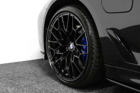 BMW 5 Serie 530e xDrive M Sport / M sport Bodykit / Elektr. verstelbare voorstoelen / 20'' LMV / Stoelverwarming / Ambienteverlichting / Full LED / Apple Carplay - Android Auto / Achteruitrijcamera / Sport stoelen / Dodehoek detectie / Lederen bekleding / Grootlichta