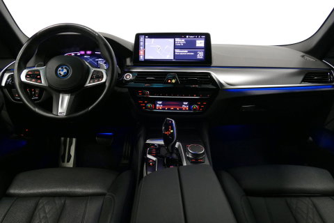 BMW 5 Serie 530e xDrive M Sport / M sport Bodykit / Elektr. verstelbare voorstoelen / 20'' LMV / Stoelverwarming / Ambienteverlichting / Full LED / Apple Carplay - Android Auto / Achteruitrijcamera / Sport stoelen / Dodehoek detectie / Lederen bekleding / Grootlichta