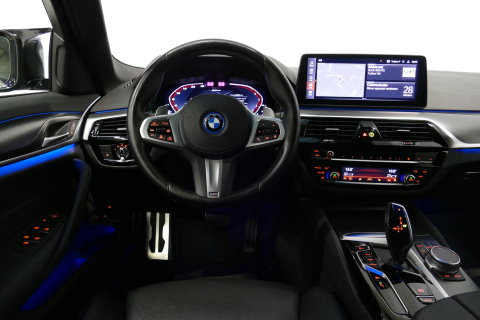 BMW 5 Serie 530e xDrive M Sport / M sport Bodykit / Elektr. verstelbare voorstoelen / 20'' LMV / Stoelverwarming / Ambienteverlichting / Full LED / Apple Carplay - Android Auto / Achteruitrijcamera / Sport stoelen / Dodehoek detectie / Lederen bekleding / Grootlichta
