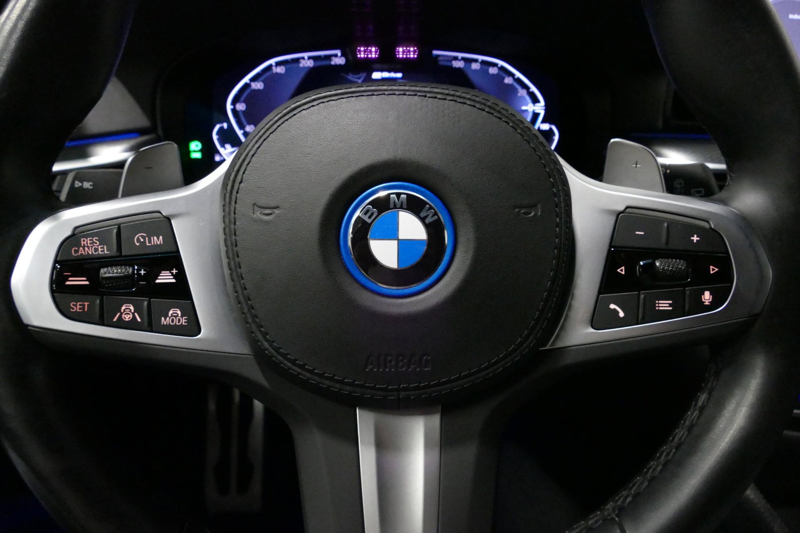 BMW 5 Serie 530e xDrive M Sport / M sport Bodykit / Elektr. verstelbare voorstoelen / 20'' LMV / Stoelverwarming / Ambienteverlichting / Full LED / Apple Carplay - Android Auto / Achteruitrijcamera / Sport stoelen / Dodehoek detectie / Lederen bekleding / Grootlichta